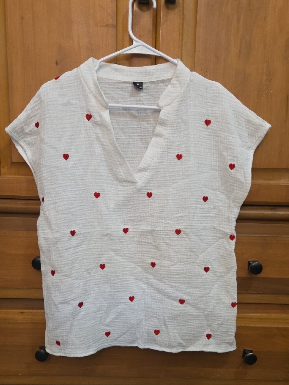 100% Cotton White Heart-Embroidered V-Neck Top Medium Never Worn Cap Sleeve Tee